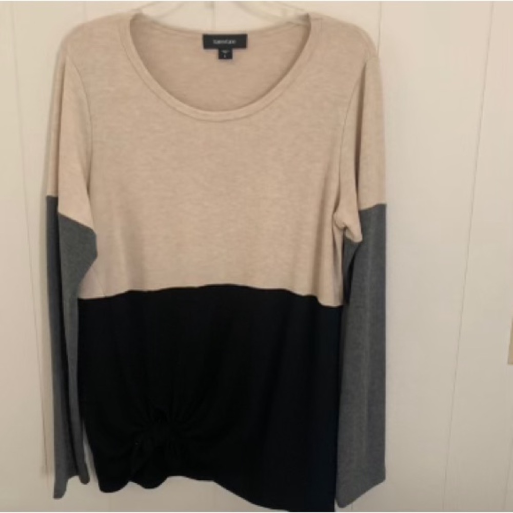 Excellent Preowned Karen Kane Top Size L. Very cute and comfortable